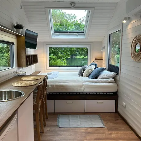 Polwysep Zacisze - Tiny House Village キャンプ場 *